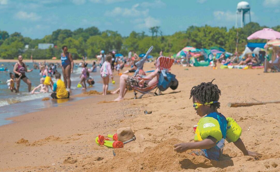 Lugareños se refrescan en Annapolis, Maryland, hasta donde se ha extendido la ola de calor en EU. Foto: Jim Watson. AFP