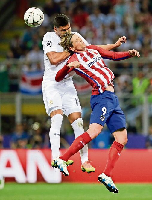 Real Madrid y “Atleti”, en rivalidad de verdaderos titanes (ANDREW MEDICHINI. AP)