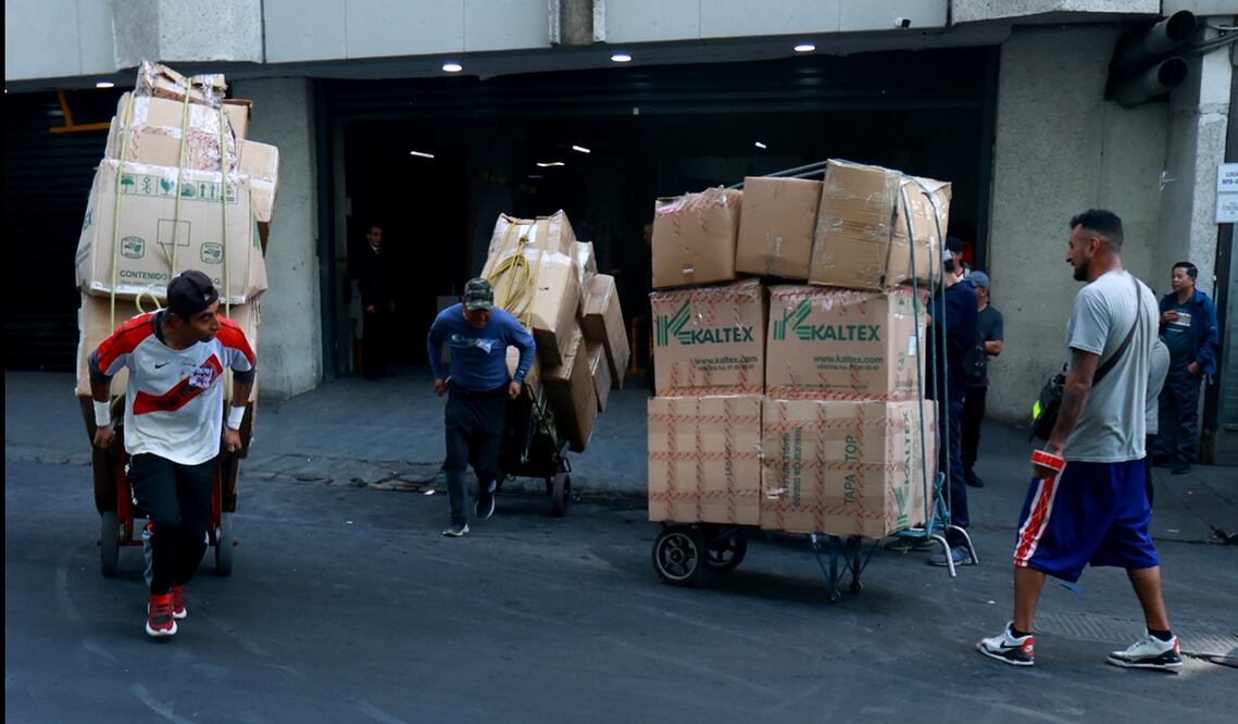 Productos chinos de Izazaga 89 son trasladados a bodegas. Foto: Fernanda Rojas/EL UNIVERSAL