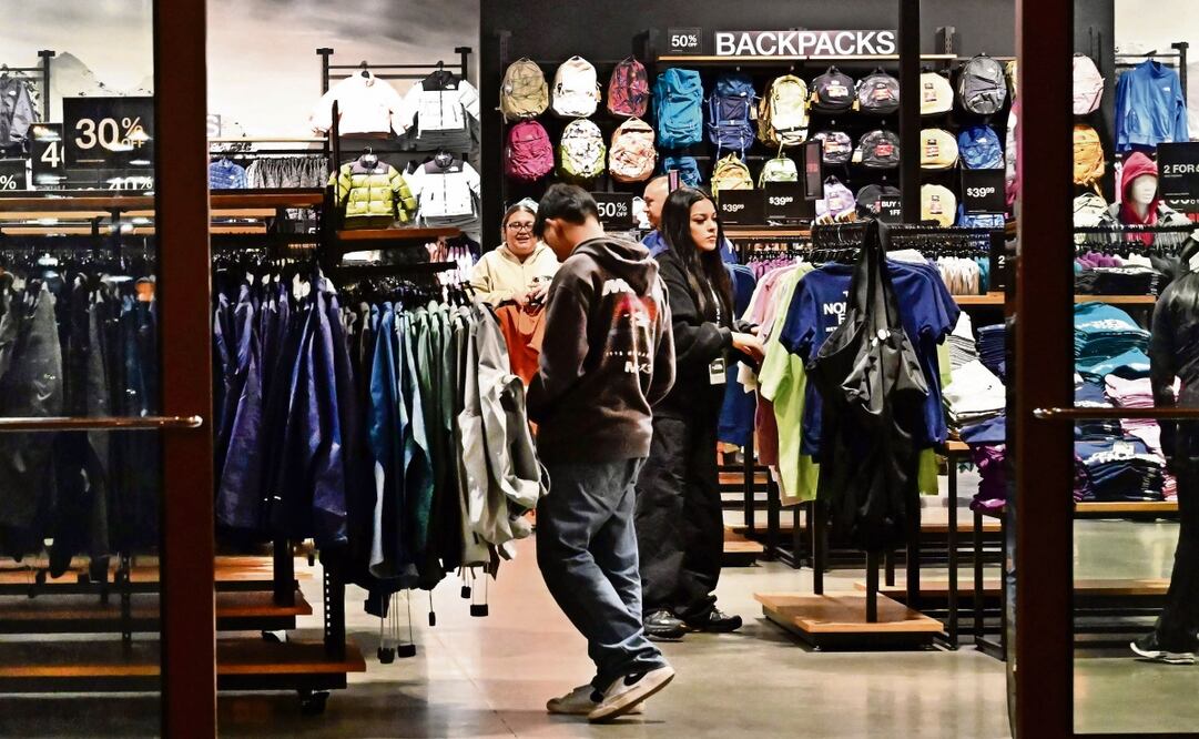 Consumidores en una tienda en un centro comercial en Los Ángeles. El repunte de la inflación preocupa a analistas, que la ligan con la política arancelaria de Trump. Foto: Frederic J. Brown / AFP