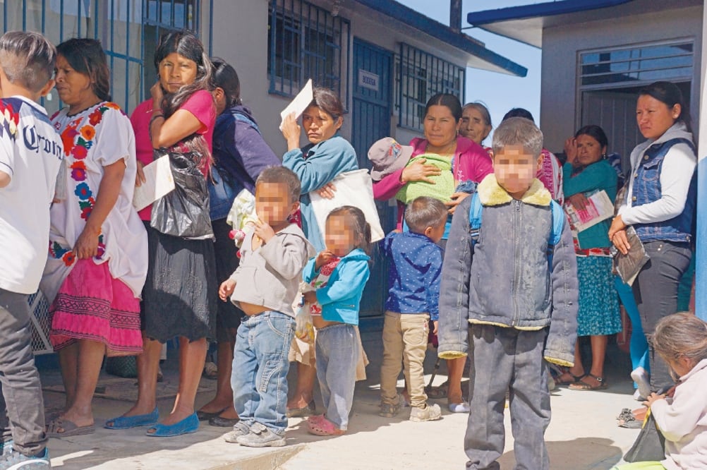 Las mayoría de las mujeres de Cochoapa vive de los 950 pesos bimestrales que reciben del programa Prospera (Fotos: EDWIN HERNÁNDEZ)