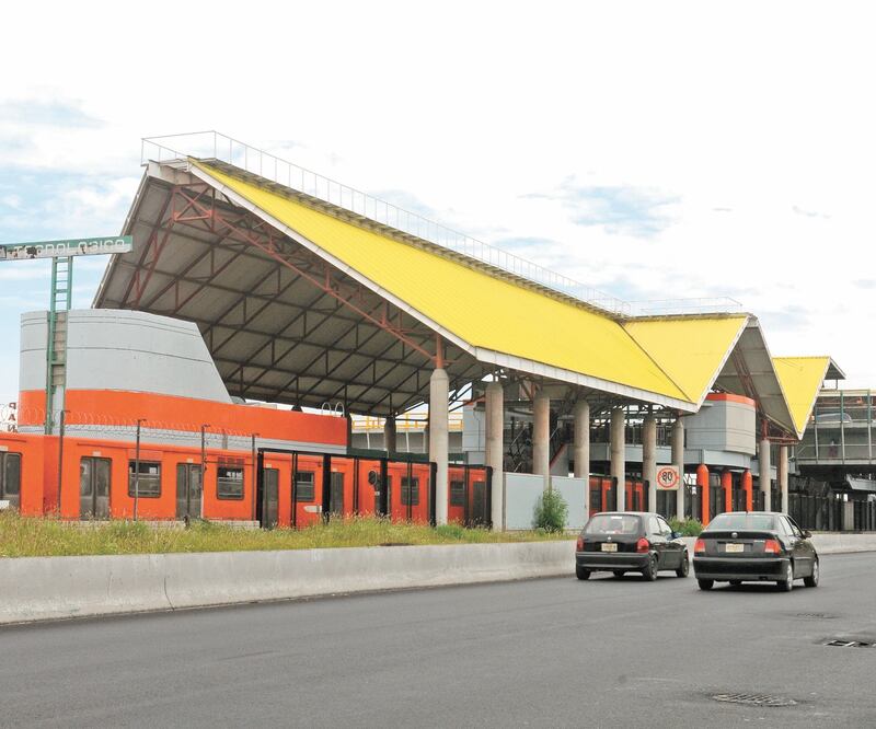 Pasajeros de la línea que conecta a la CDMX con Ecatepec afirman que, en algunas ocasiones, el convoy tarda hasta 15 minutos entre estaciones. Foto: ARCHIVO EL UNIVERSAL