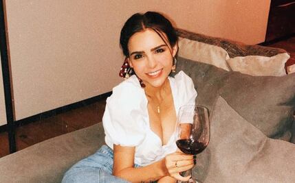 Yuya posa en Instagram con minifalda y escote