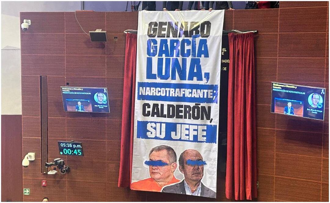 Durante la sesión de este 16 de octubre del 2024, senadores oficialistas extendieron en el salón de plenos una mega manta con los colores blanco y azul con la leyenda: “García Luna, narcotraficante y Felipe Calderón su jefe”. Foto: Especial