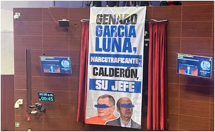 Tras sentencia a García Luna, Senado cuelga manta gigante; "narcotráficante", le llaman y "Calderón su jefe"