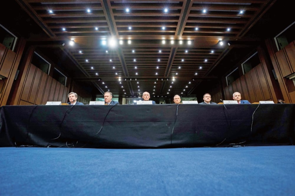 De izquierda a derecha, los directores Christopher Wray (FBI), Mike Pompeo (CIA), Dan Coats (Inteligencia Nacional), Robert Ashley (Agencia de Inteligencia de Defensa), Michael Rogers (NSA) y Robert Cardillo (NGA). (JIM LO SCALZO. EFE)