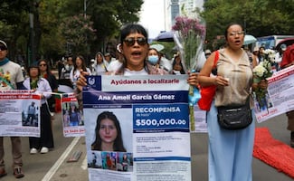 A un año de la desaparición de Ana Amelí en el Ajusco, marchan al Ángel de la Independencia; colocan memorial