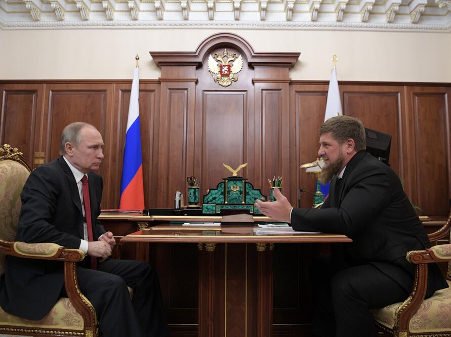 El presidente de Rusia, Vladímir Putin (i), se reúne con el jefe de la república de Chechenia, Ramzan Kadírov (d), en el Kremlin de Moscú (Foto: EFE)