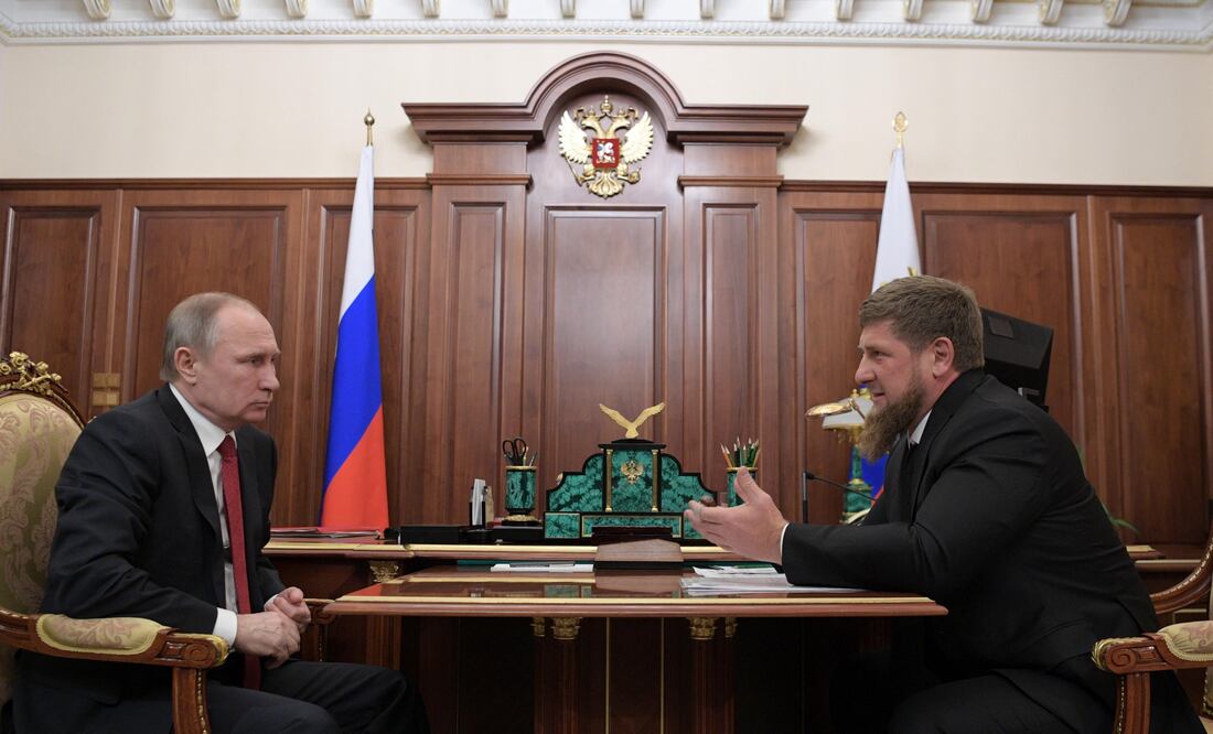 El presidente de Rusia, Vladímir Putin (i), se reúne con el jefe de la república de Chechenia, Ramzan Kadírov (d), en el Kremlin de Moscú (Foto: EFE)