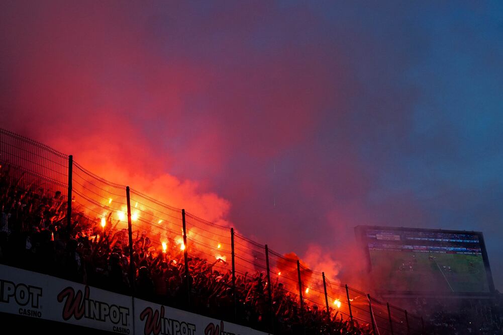 Imago7. Aficionados de Veracruz utilizando Bengalas en el último juego del Clausura 2018