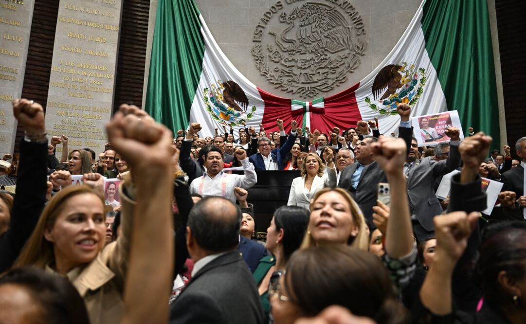 Morena “se agandalla” tribuna para protestar contra EU por aranceles. Foto Especial