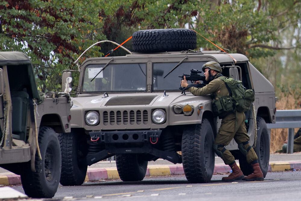 Un soldado israelí toma posiciones cerca de la base militar israelí de Har Dov en el Monte Hermón, un puesto avanzado estratégico y fortificado en el cruce de caminos entre Israel, Líbano y Siria, el 10 de octubre de 202. Foto: AFP