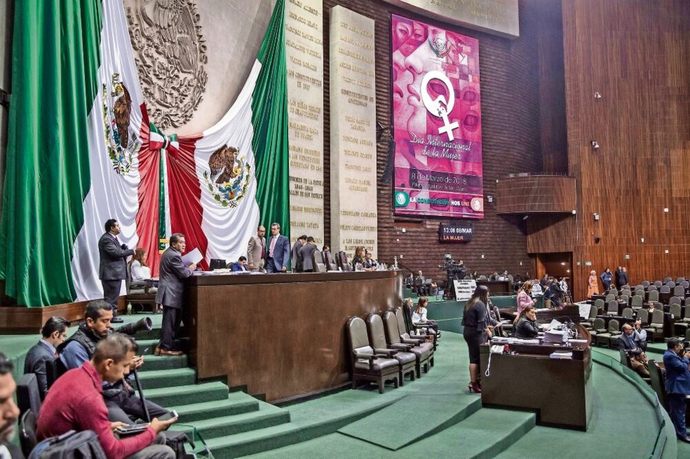 Los diputados colocaron en los lugares una papeleta morada en la que se les invitaba a conmemorar el Día de Internacional de la Mujer. Foto: CRISTOPHER ROGEL .EL UNIVERSAL