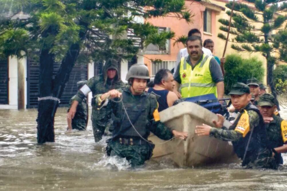 En el sector Villas de Altamira el agua alcanzó 1.20 metros de altura, lo que originó que las autoridades evacuaran a los residentes de esa zona (CORTESÍA AYUNTAMIENTO DE ALTAMIRA)
