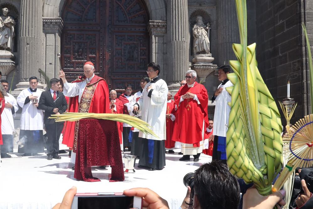 Aguiar Retes realizó la procesión de Domingo de Ramos en la explanada de la Catedral Metropolitana (Foto: Berenice Fregoso / EL UNIVERSAL)