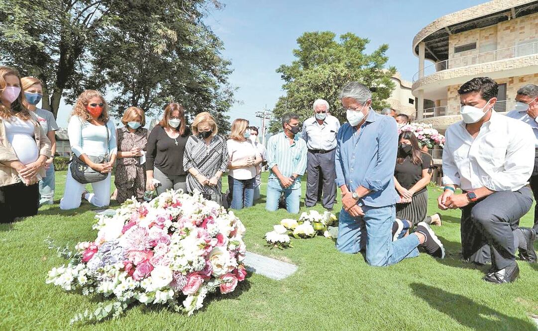 Guillermo Lasso, ganador de las presidenciales en Ecuador, visitó la tumba de sus padres junto con otros familiares en un cementerio en Guayaquil. Foto: AFP