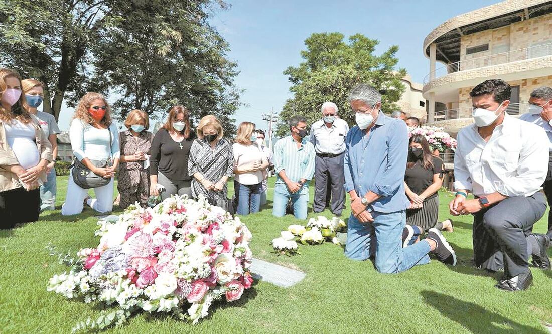 Guillermo Lasso, ganador de las presidenciales en Ecuador, visitó la tumba de sus padres junto con otros familiares en un cementerio en Guayaquil. Foto: AFP