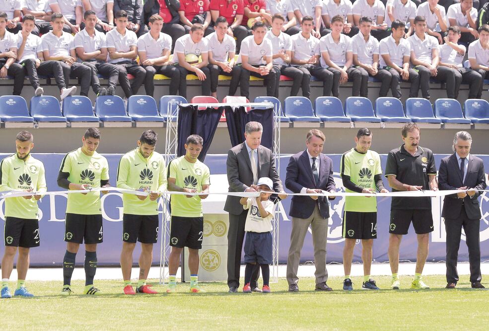 El dueño del equipo, con dirigentes y cuerpo técnico inauguraron la cancha “100 años de Grandeza” (CARLOS MEJÍA. EL UNIVERSAL)
