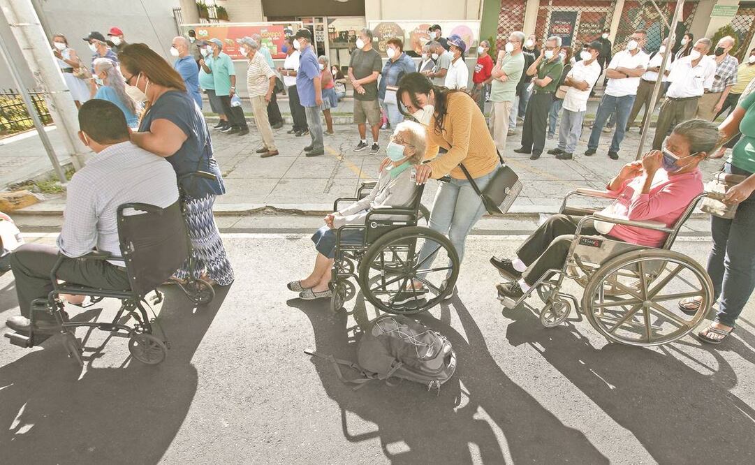 Salvadoreños esperaban ayer su turno para votar en la capital del país. Foto: Salvador Meléndez. AP