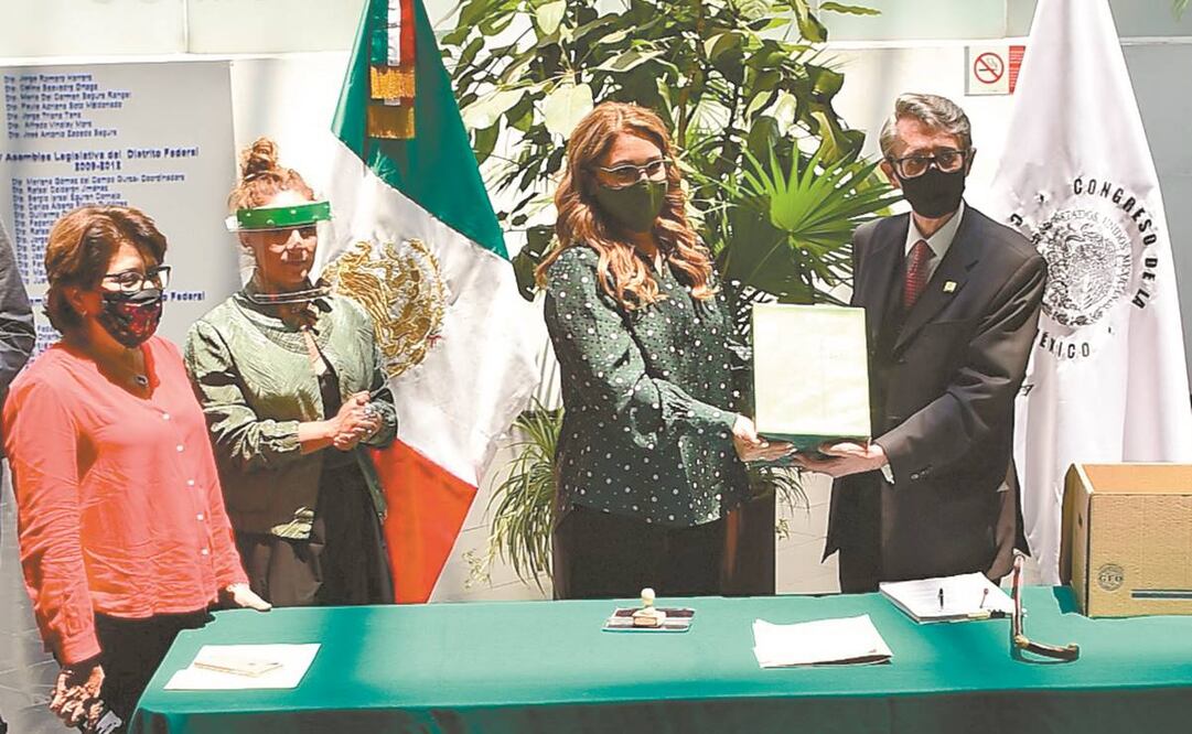 El secretario de Gobierno, Alfonso Suárez del Real, entregó en el Congreso local el Segundo Informe de Actividades de Claudia Sheinbaum Pardo. Foto: Especial