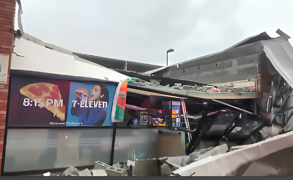 La losa de una tienda de conveniencia 7-Eleven colapsó la tarde de este viernes en el centro de Monterrey. | Foto: Especial.