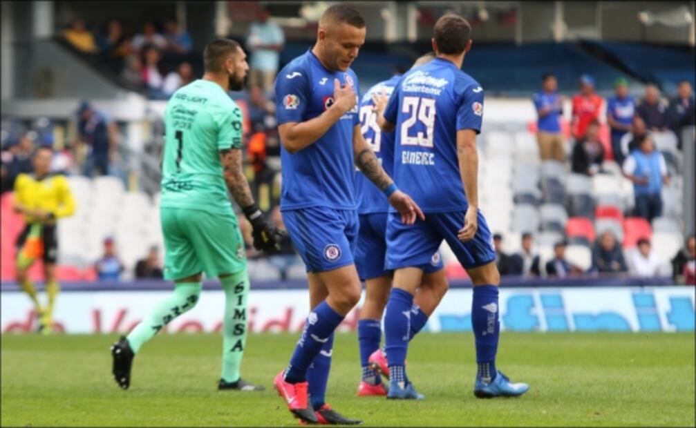 Cruz Azul golea a Santos y consigue su primera victoria
