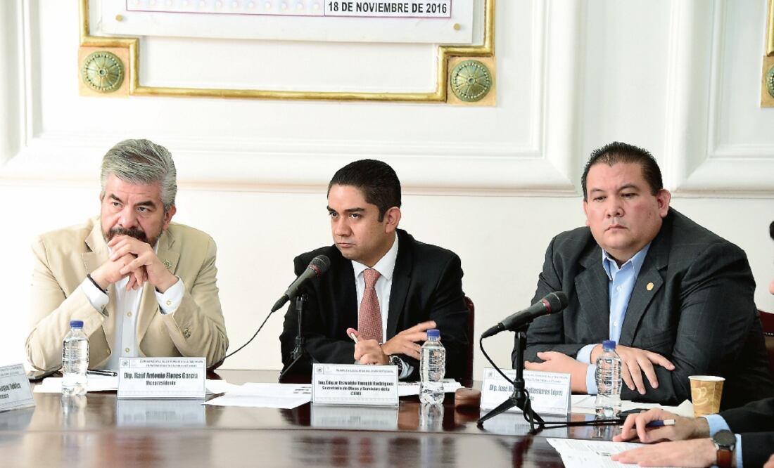 En la Asamblea Legislativa el titular de Obras y Servicios, Édgar Tungüí (centro); lo acompañan los diputados Raúl Flores y José Manuel Ballesteros (CORTESÍA ASAMBLEA LEGISLATIVA)