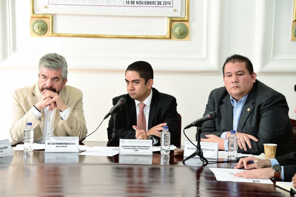 En la Asamblea Legislativa el titular de Obras y Servicios, Édgar Tungüí (centro); lo acompañan los diputados Raúl Flores y José Manuel Ballesteros (CORTESÍA ASAMBLEA LEGISLATIVA)