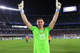 Dibu Martínez revela que ha disputado el Mundial 2026 “con una mano”