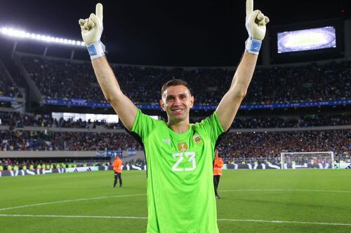 Dibu Martínez revela que ha disputado el Mundial 2026 “con una mano”