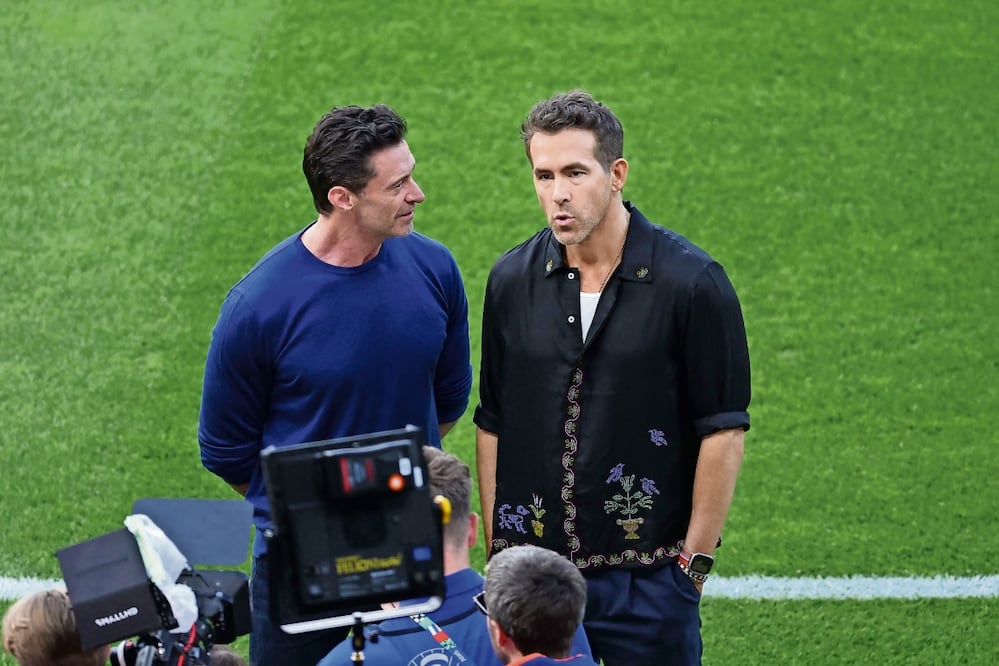 Hugh Jackman y Ryan Reynolds se reúnen en LA UEFA Euro 2024. Foto: de Ronny HARTMANN. AFP