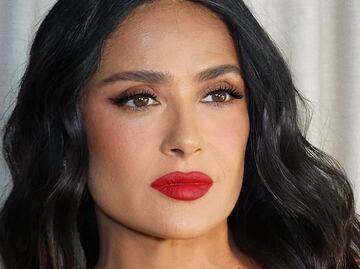 Salma Hayek derrocha belleza con espectacular vestido lavanda