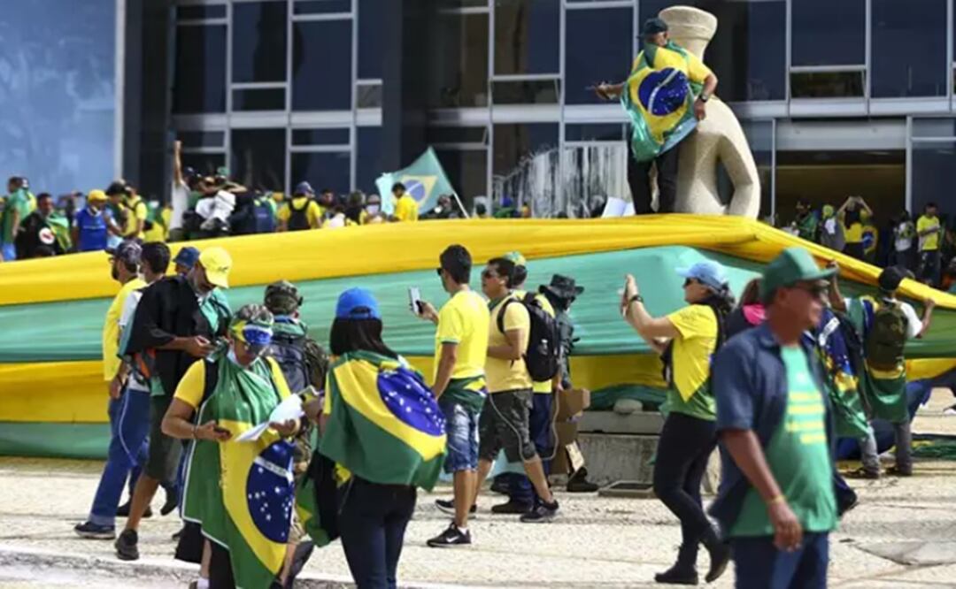 Asaltantes en la sede de los tres poderes del Estado de Brasil