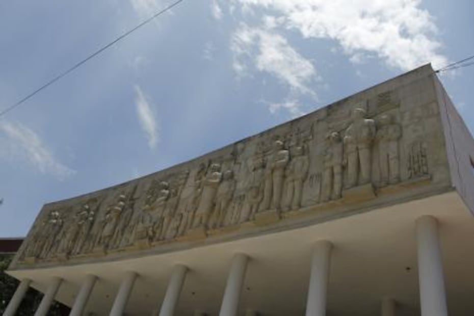 La torre del logo del metro Normal que un temblor fracturó