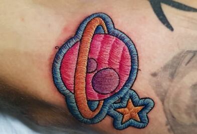 Conoce los tatuajes que parecen bordados