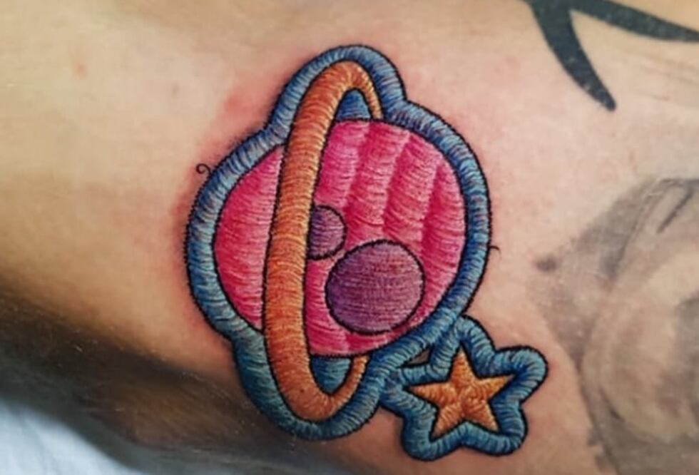 Para realizar los tatuajes inspirados en el bordado se siguen patrones como el punto de cruz / Foto: Instagram