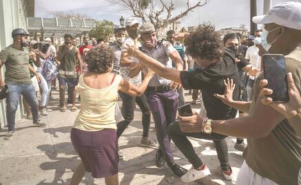 Estallan en Cuba contra el gobierno y exigen “libertad”