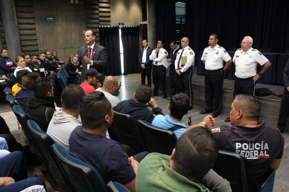 Personal especializado del ISSSTE sostuvo una plática informativa con elementos de la corporación sobre su situación en particular / Especial