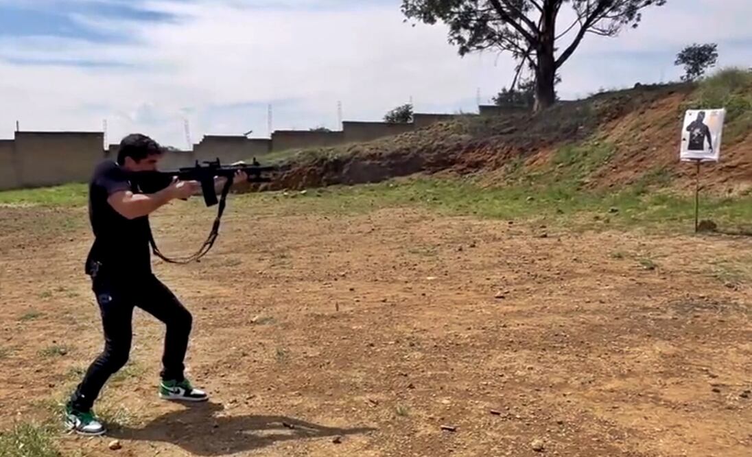 Eduardo Verástegui compartió un video en sus redes sociales en donde se le observa disparando un arma de alto poder. Foto: especial
