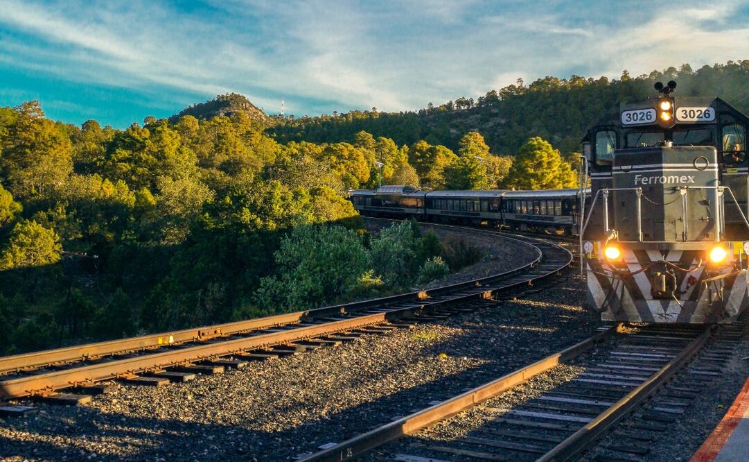 El Chepe, uno de los principales atractivos turísticos de Chihuahua, sigue operando a capacidad reducida durante el semáforo rojo. Foto: Unsplash. Alejandro Cartagena
