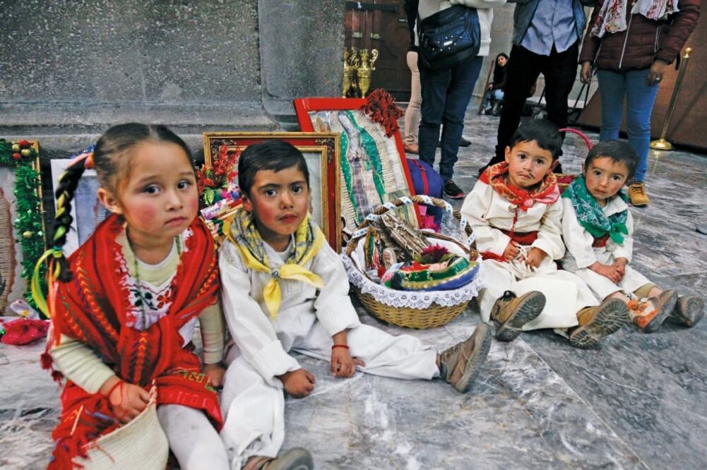 El 12 de diciembre las familias acuden con sus imágenes y esculturas de la Virgen de Guadalupe a la catedral de Toluca para que sean bendecidas, en esta tradición participan hasta los integrantes más pequeños (JORGE ALVARADO. EL UNIVERSAL)