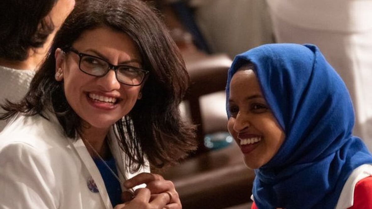 Rashida Tlaib (izquierda, junto a Ilhan Omar) es la primera mujer de origen palestino en servir en el Congreso (Foto: Getty Images)
