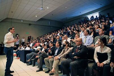 Chertorivski presenta sus propuestas a universitarios