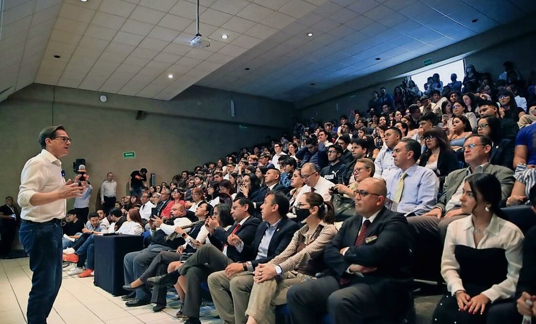 En la Universidad Justo Sierra, Chertorivski escuchó las propuestas de los jóvenes para que la Ciudad de México sea mejor, con calles seguras, buenos empleos, entre otras. Foto: Especial