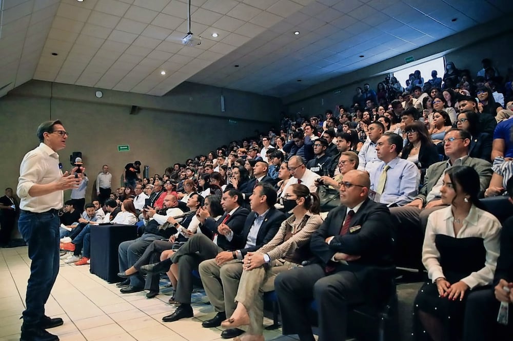 En la Universidad Justo Sierra, Chertorivski escuchó las propuestas de los jóvenes para que la Ciudad de México sea mejor, con calles seguras, buenos empleos, entre otras. Foto: Especial
