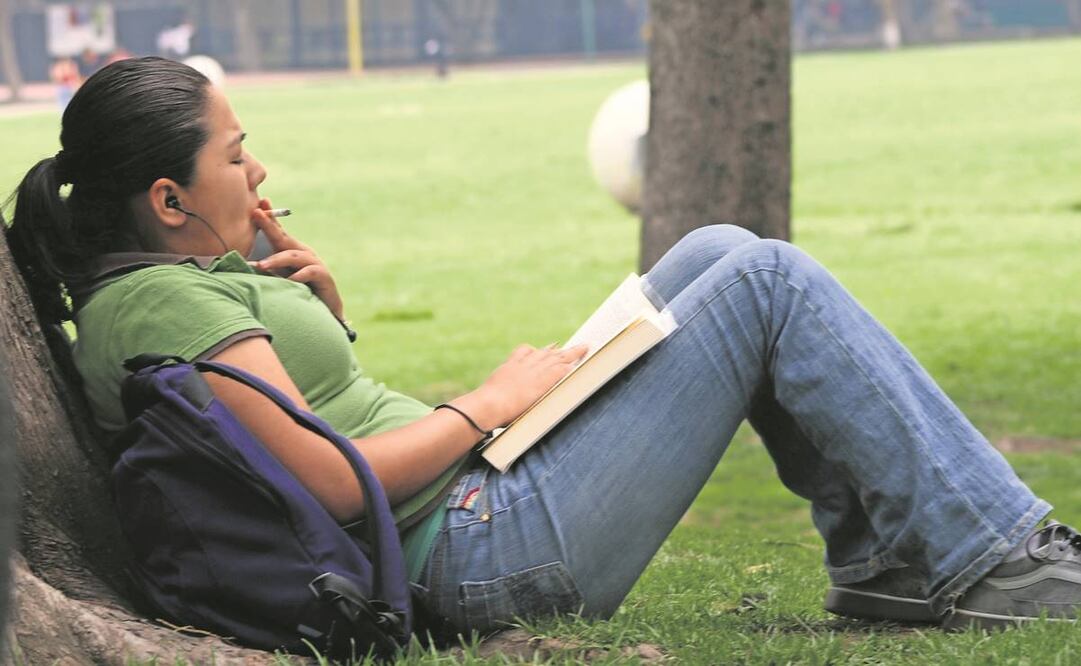 Liberar de humo de tabaco a los parques públicos contribuye a cuidar la salud de niños y embarazadas que los visitan, aseguró la legisladora. Foto: Archivo EL UNIVERSAL 