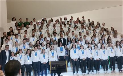 Medallistas de oro en los Juegos Centroamericanos y del Caribe reciben premio de Fundación Telmex