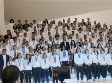 Medallistas de oro en los Juegos Centroamericanos y del Caribe reciben premio de Fundación Telmex