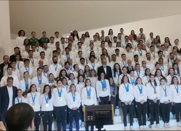 Medallistas de oro en los Juegos Centroamericanos y del Caribe reciben premio de Fundación Telmex