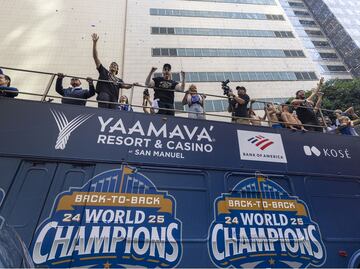 Los Ángeles Dodgers celebran bicampeonato con desfile junto a su afición